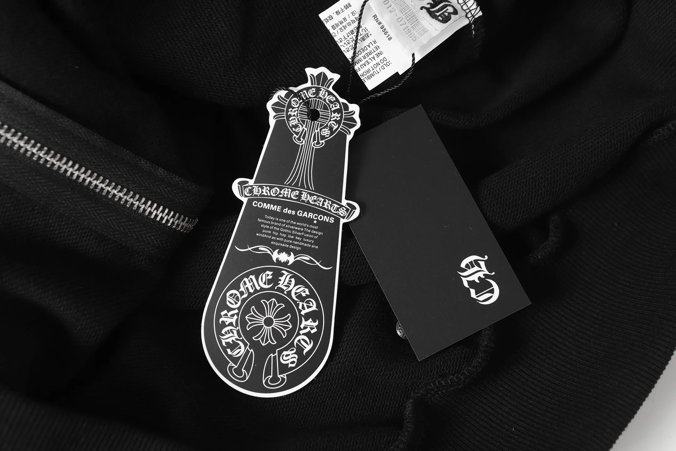 P260 K04 cross-border model, please do not place an order if you are pursuing quality - Chrome Hearts/Chrome Hearts leather cross ✝️Raglan sleeve zipper sweatshirt cardigan jacket - High weight, high density and high quality. The wool is soft, delicate and skin-friendly. It feels soft and silky. It has excellent warmth and skin-friendly properties. - Custom-woven and dyed with no color difference. No matter the fabric or workmanship details, it beats the ordinary version on the market. - Hardware zipper accessories are all customized and full of details. -Colour: Black Gray -Size: S M L XL